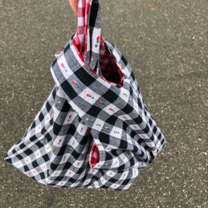 JAPANSE KNOOPTAS ZWART WITTE STOF MET KLEINE TULPEN MET ROOD WITTE VOERING